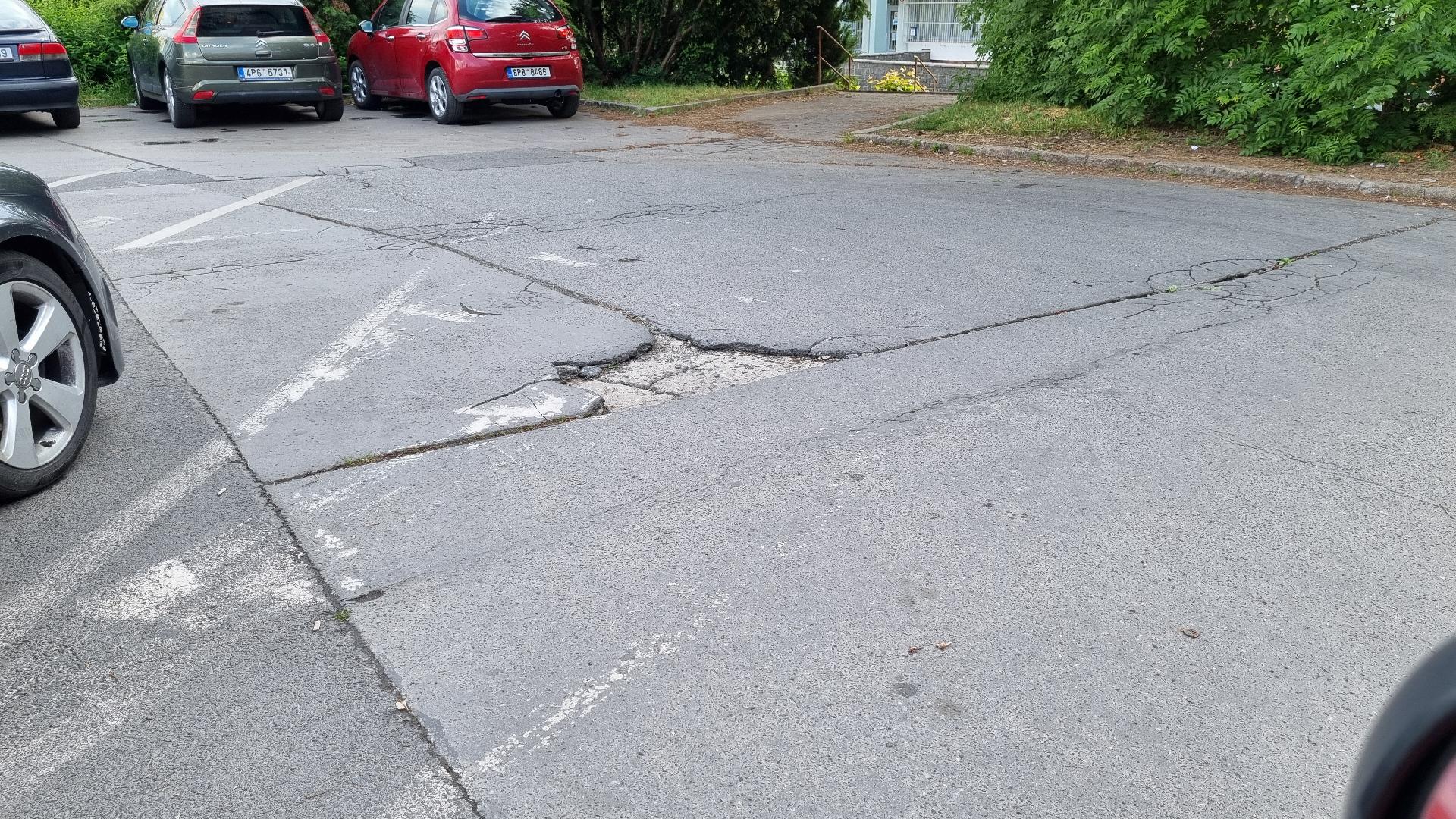 Výmol na parkovišti u OC Luna