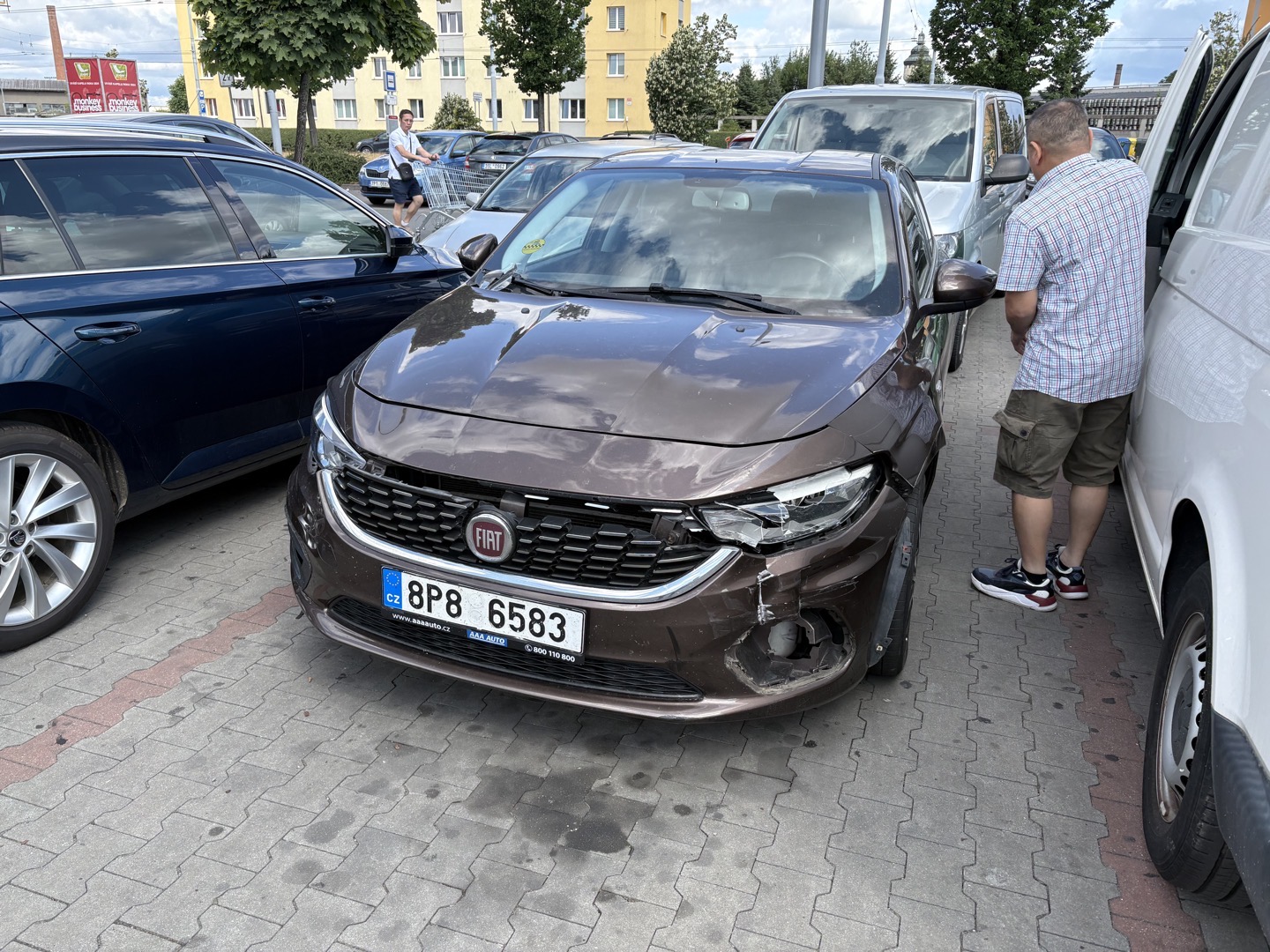 Nabourané auto před McDonalds Hornbach