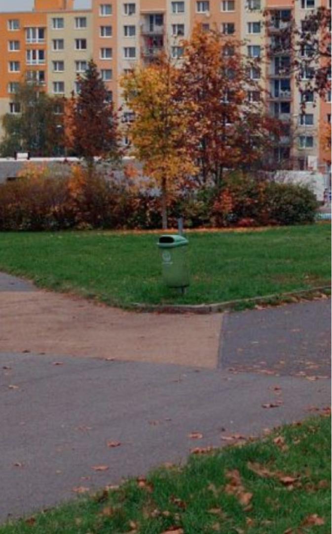 Střepy na chodníku 